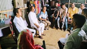 মৌলভীবাজারে প্রতিবন্ধীকে স্বেচ্ছাসেবক দল নেতার আর্থিক অনুদান
