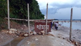 জাফলংয়ে বালু ও পাথর লুট ঠেকাতে ‘বাঁশের ব্যারিকেড