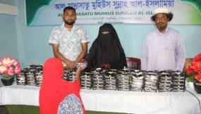 আল-মাদরাসাতু মুহিউস সুন্নাহ আল-ইসলামিয়া মাদরাসায় ব্রিটিশ নাগরিক তানজিনা খাতুনের খাবার বিতরণ