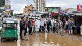 নগরীর ৩১ ও ৩২নং ওয়ার্ডের ভাঙা রাস্তা পরিদর্শন