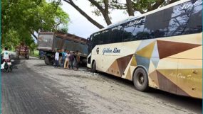 ঝিনাইদহে বাস-ট্রাক মুখোমুখি সংঘর্ষে আহত ১৫