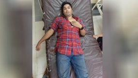 তোর মতো সাংবাদিককে মেরে ফেললে কী হবে’ বলে হামলা