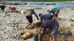 লুট হওয়া ২ লাখ ঘনফুট পাথর স্বেচ্ছায় ফেরত