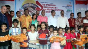 শাশ্বত ৯২ বন্ধু ফোরামের উদ্যোগে ১ টাকায় পূজার বাজার ও বিনামূল্যে শিক্ষা সামগ্রী বিতরণ