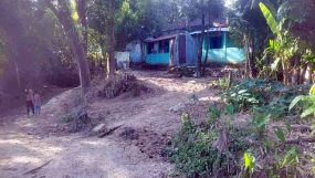 গোয়াইনঘাটে খাস জমি দখল করে বসতঘর নির্মাণ রাস্তা বঞ্চিত ২৫ পরিবার 