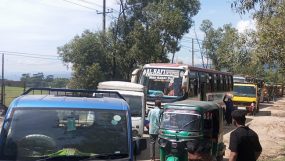 ট্রাক ও বেলচা শ্রমিকদের বিরোধে সিলেট-তামাবিল মহাসড়ক অবরোধ