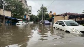 ভারী বৃষ্টিতে কলকাতায় বন‍্যা, ৮ জনের মৃত্যু