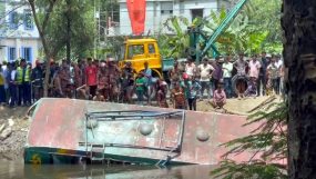 লক্ষ্মীপুরে যাত্রীবাহী বাস নিয়ন্ত্রণ হারিয়ে খালে, নিহত ৫