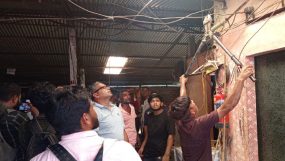 সিলেটে ব্যটারি রিকশায় অবৈধভাবে চার্জ বিদ্যুৎ সংযোগ বিচ্ছিন্ন অভিযান