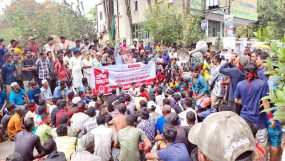 ১১ দফা দাবিতে-সিলেট চৌহাট্টায় সড়ক অবরোধ করে আন্দোলনে ব্যাটারি রিকশা শ্রমিকরা