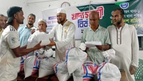 রিক্সা শ্রমিকদের মাঝে শ্রমিক কল্যাণের খাদ্যসামগ্রী বিতরণ