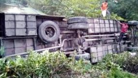 শান্তিগঞ্জে ভয়াবহ সড়ক দুর্ঘটনায় আহত ১৬