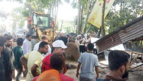 সিলেট রেল স্টেশনের অবৈধ স্থাপনা উচ্ছেদে অভিযানে জেলা প্রশাসন