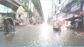 রাতভর বৃষ্টিতে রাজধানীতে জলাবদ্ধতা, ভোগান্তিতে নগরবাসী