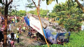 টাঙ্গুয়া যাওয়ার পথে পর্যটকবাহী বাস খাদে, মা-মেয়ে নিহত