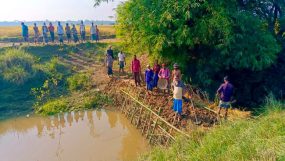 পাথরের ভূস্বর্গে কৃষির নবযাত্রা গোয়াইনঘাটে সেচ্ছাশ্রমে বাঁধ নির্মাণ-সুইচগেট নির্মাণের দাবী