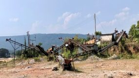 প্রাকৃতিক সৌন্দর্যের ছায়াতলে মানবিক সংকট বিকল্প কর্মসংস্থানের দাবি শ্রমিকদের