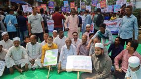 সিলেটবাসীকে নিয়ে বিছানা নিয়ে সরকারি কর্তাব্যক্তিদের বাস ভবনের সামনে অবস্থান