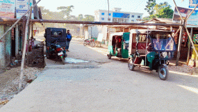 শাহ আরেফিন টিলার পাথর লুট ঠেকাতে সড়কে লোহার বেষ্টনী