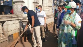 ঝাড়ু হাতে রাস্তায় সিলেটের জেলা প্রশাসক মো. সারওয়ার আলম