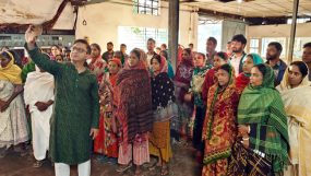 খন্দকার মুক্তাদিরকে পাশে পেয়ে উল্লসিত চা-শ্রমিকরা