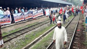 সিলেটে নতুন ট্রেন চালু, রেল লাইন সংস্কারসহ ৮ দাবিতে রেলপথ অবরোধ