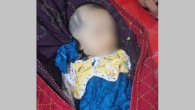 টমটমকে অটোরিকশার ধাক্কা, মায়ের কোল থেকে ছিটকে পড়ে নবজাতক নিহত