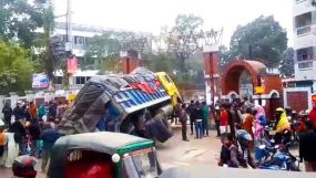 বই দিতে এসে ড্রেনের স্ল্যাব ভেঙে সিলেটে এ র্ঘটনার কবলে ট্রাক