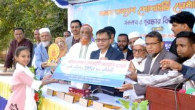 শিক্ষার্থীদের মাঝে সনদ ও পুরষ্কার প্রদানকালে খন্দকার মুক্তাদির