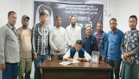 শোক বই স্বাক্ষরকালে বিএনপির যুগ্ম মহাসচিব হুমায়ুন কবির