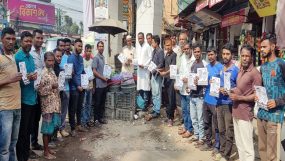 নগরীর মেন্দিবাগ-উপশহরএলাকায় খন্দকার মুক্তাদিরের প্রচারণায় পরিবহন শ্রমিকরা