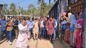 সিলেটে প্রচারণায় ধানের শীষের প্রার্থীদের ফুল দিয়ে বরণ করছে সাধারন ভোটারগণ