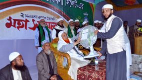 ভার্থখলা মাদ্রাসার ইসলামী মহাসম্মেলনের প্রথম দিনের কার্যক্রমের পুরস্কার বিতরণ