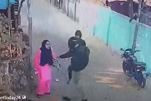 আবারও প্রকাশ্যে ছিনতাই, আবারও ফুটেজ ভাইরাল, এবার কী ধরা পড়বে ছিনতাইকারীরা