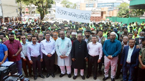 প্রধানমন্ত্রীর ঈদ অনুদান পরিচ্ছন্নতাকর্মীদের হাতে তুলে দিলেন সিসিক প্রশাসক