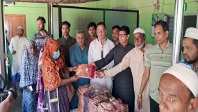 সাবেক কাউন্সিল ইলিয়াছুর রহমানের পরিবারের পক্ষে থেকে ঈদ উপহার বিতরণ
