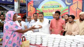 ৪ শতাধিক রোজাদারদের মাঝে জিতু মিয়া পয়েন্ট ব্যবসায়ী সমিতির ইফতার বিতরণ