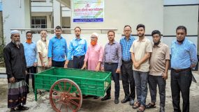 রহমানিয়া প্রতিবন্ধী কল্যাণ ফাউন্ডেশনের স্বনির্ভর প্রকল্পের আওতায় অসহায় ব্যক্তিকে ঠেলাগাড়ি উপহার