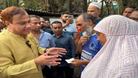 ভাতালিয়ায় অগ্নিকাণ্ডে ক্ষতিগ্রস্ত পরিবারকে কয়েস লোদীর অর্থ সহায়তা