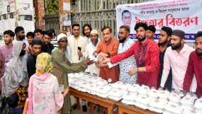 মদন মোহন কলেজ ছাত্রদলের অসহায়দের মাঝে ইফতার বিতরণে-কয়েস লোদী