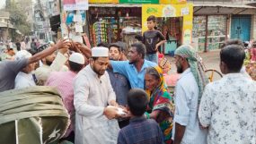 পথচারীদের মাঝে নকশী বাংলা ফাউন্ডেশনের ইফতার বিতরণ