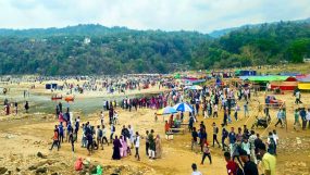 জাফলং-বিছানাকান্দিতে পর্যটকের ঢল, ভিড়ের সাথে বাড়ছে ভোগান্তিও