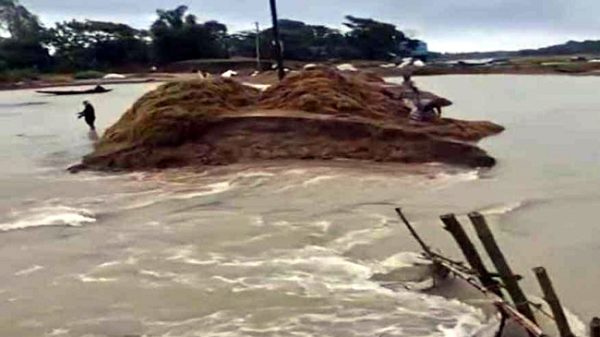 পাহাড়ি ঢলে বাঁধ ভেঙে পানি ঢুকছে সুনামগঞ্জের এরনবিল হাওরে