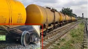 লাউয়াছড়ায় বগি লাইনচ্যুত, সিলেটের সাথে সারাদেশের রেলযোগাযোগ বন্ধ