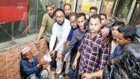 প্রধানমন্ত্রীর সহধর্মিনী বিশিষ্ট চিকিৎসক ডা: জোবায়দা রহমান এর জন্মবার্ষীকিতে পথচারীদের মাঝে খাবার বিতরণ