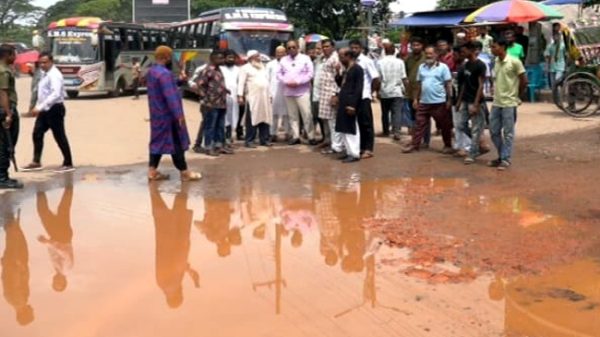 সিলেটের ভাঙাচোরা সড়ক নিয়ে সিসিক প্রশাসকের ক্ষোভ, দ্রুত সংস্কারের আহ্বান