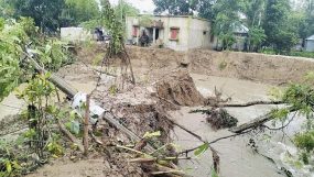 মাধবপুরে নদীগর্ভে বিলীন ৩টি বাড়ি, আতঙ্কে আরও বেশ কিছু পরিবার