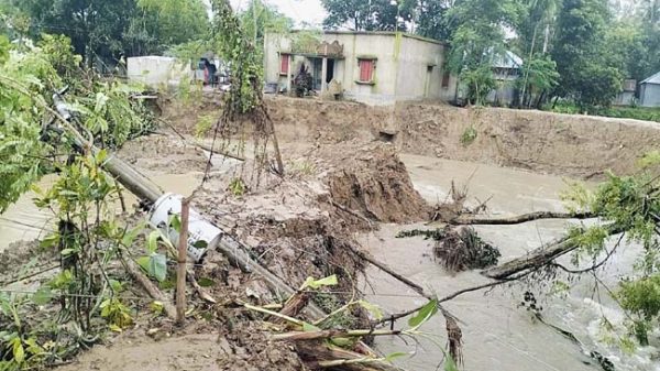 মাধবপুরে নদীগর্ভে বিলীন ৩টি বাড়ি, আতঙ্কে আরও বেশ কিছু পরিবার