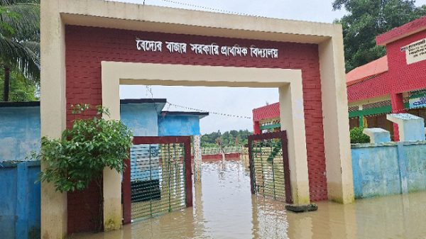 হবিগঞ্জে আকস্মিক বন্যা, আশ্রয়ের খোঁজে মানুষ